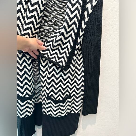 CHICO’S | Black & White Chevron Knit Open Cardigan Sweater | Size 1 Medium - Picture 3 of 6